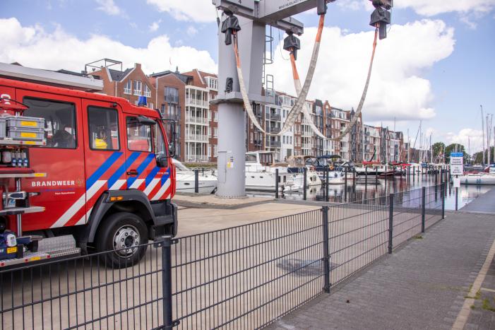 Boot in jachthaven maakt water