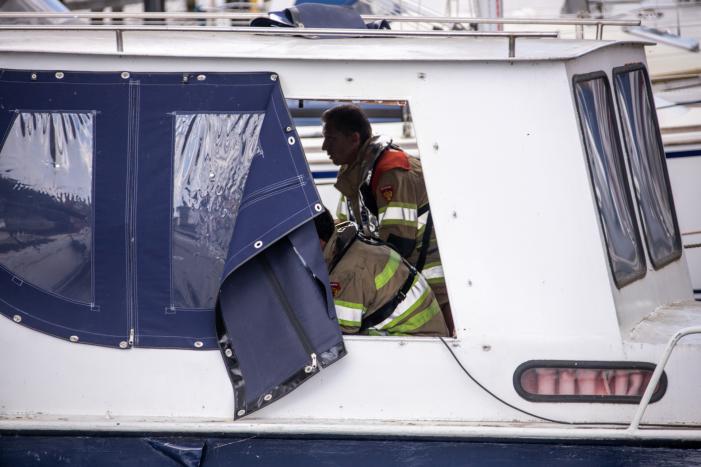 Boot in jachthaven maakt water