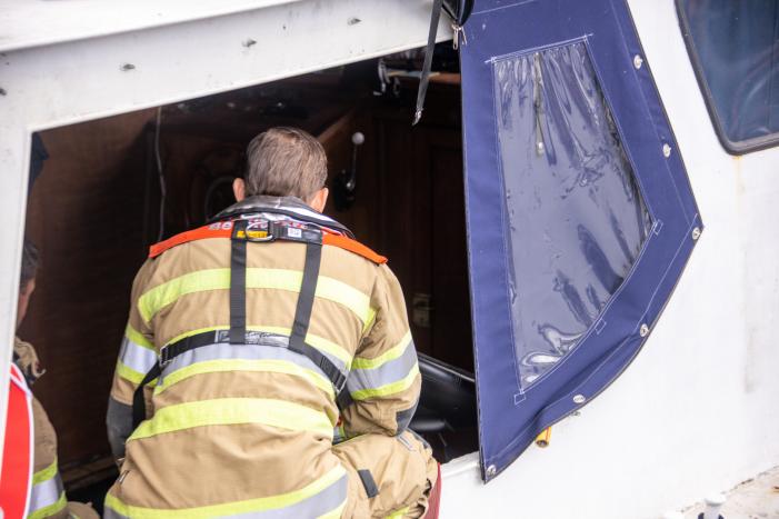 Boot in jachthaven maakt water