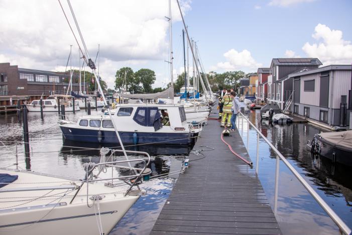 Boot in jachthaven maakt water