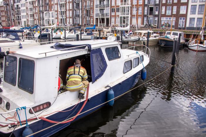 Boot in jachthaven maakt water