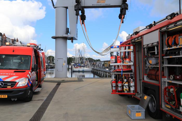 Boot in jachthaven maakt water