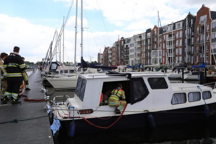 Boot in jachthaven maakt water