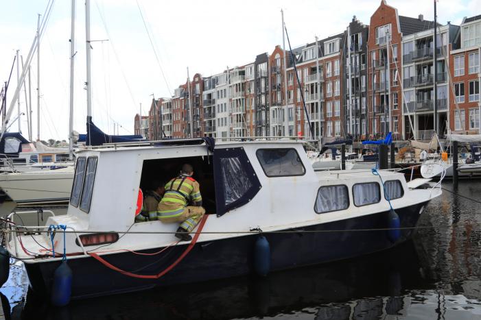 Boot in jachthaven maakt water