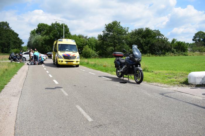 Motorrijder gaat hard onderuit en raakt gewond