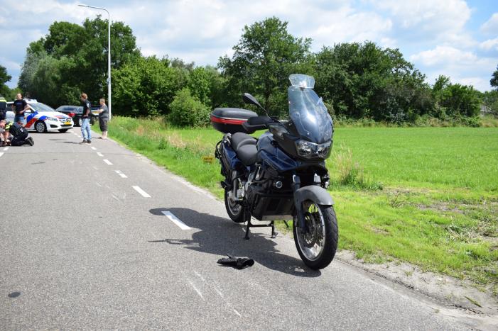 Motorrijder gaat hard onderuit en raakt gewond