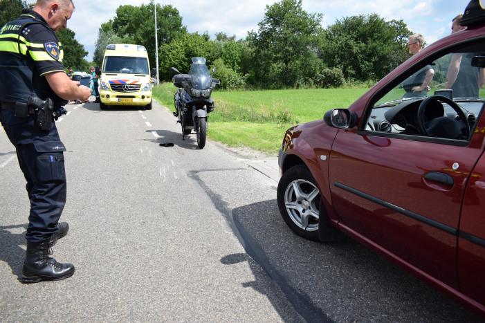 Motorrijder gaat hard onderuit en raakt gewond