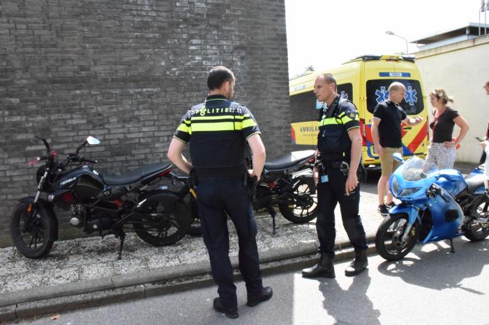 Brommer en fietser botsen bij tankstation
