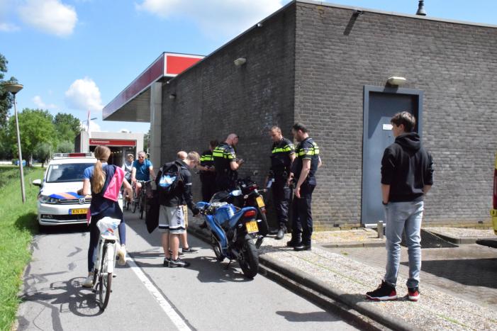 Brommer en fietser botsen bij tankstation