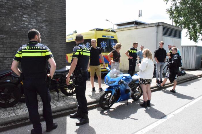 Brommer en fietser botsen bij tankstation