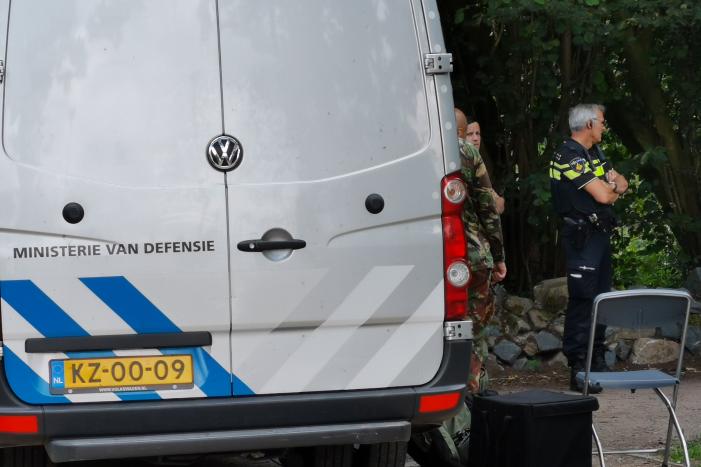EOD doet onderzoek naar mogelijk explosief in Proosdijpark