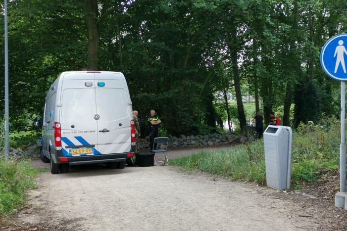 EOD doet onderzoek naar mogelijk explosief in Proosdijpark