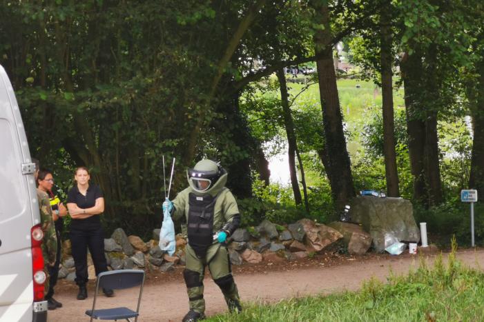 EOD doet onderzoek naar mogelijk explosief in Proosdijpark