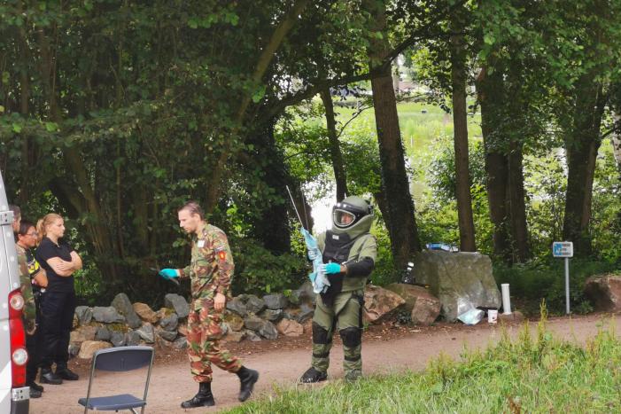 EOD doet onderzoek naar mogelijk explosief in Proosdijpark