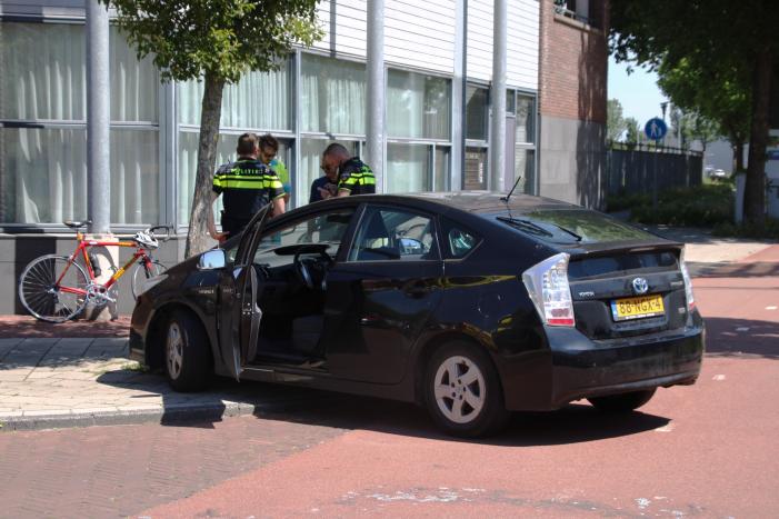 Automobilist botst tegen boom na uitwijkmanoeuvre