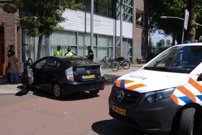 Automobilist botst tegen boom na uitwijkmanoeuvre