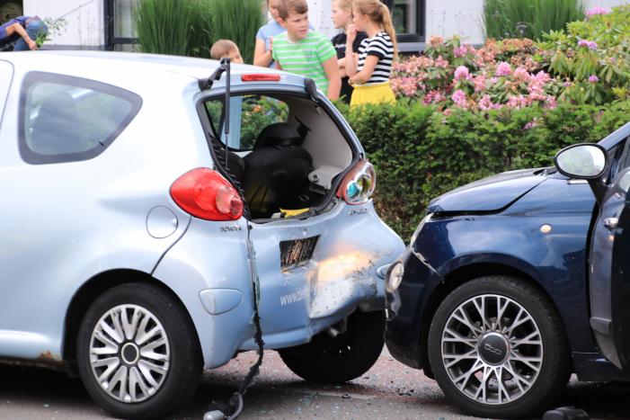Drie auto's betrokken bij kop-staart botsing
