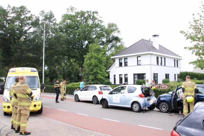 Drie auto's betrokken bij kop-staart botsing