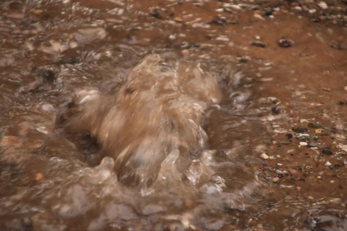 Gevaarlijke situatie door waterleidingbreuk