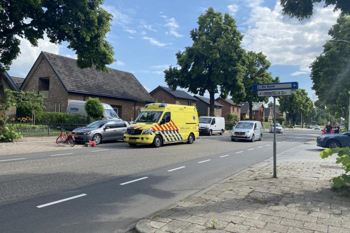 Kind op fiets gewond na aanrijding met auto