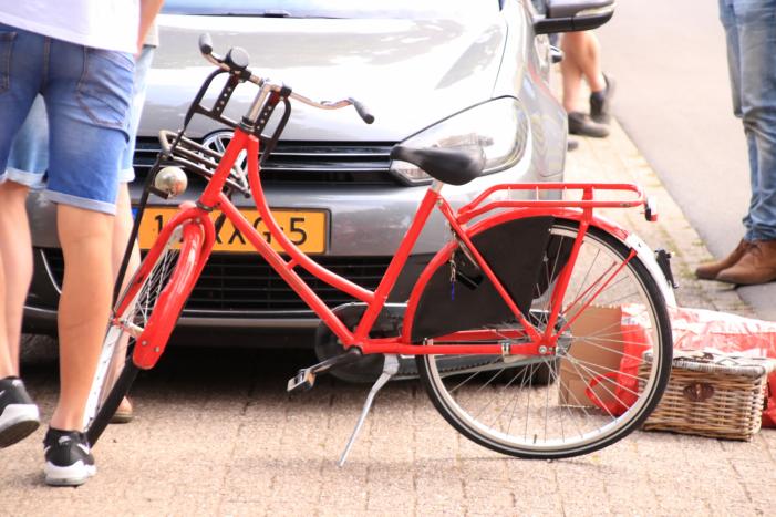 Kind op fiets gewond na aanrijding met auto