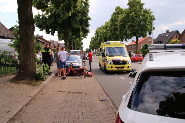 Kind op fiets gewond na aanrijding met auto