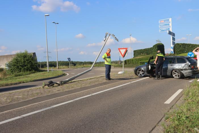 Bestuurder rijdt twee lantaarnpalen omver
