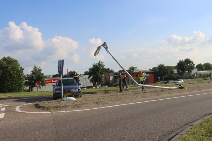 Bestuurder rijdt twee lantaarnpalen omver