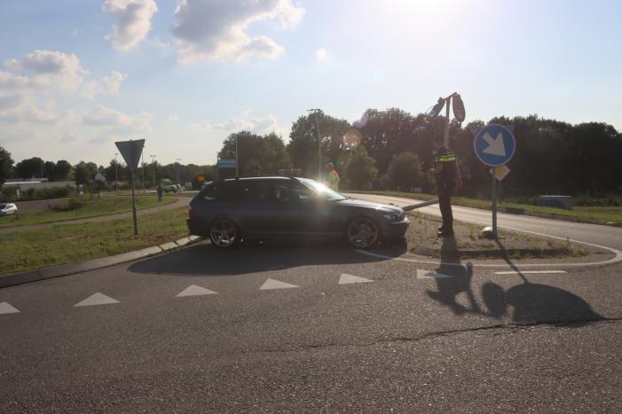 Bestuurder rijdt twee lantaarnpalen omver