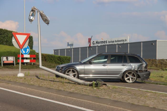 Bestuurder rijdt twee lantaarnpalen omver