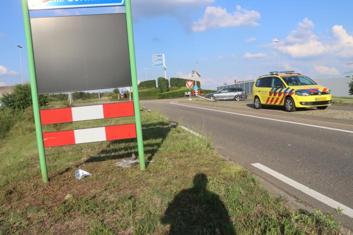 Bestuurder rijdt twee lantaarnpalen omver