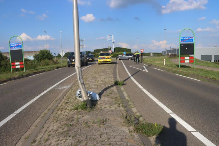Bestuurder rijdt twee lantaarnpalen omver