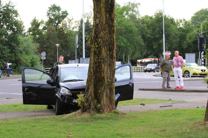 Auto vliegt uit de bocht en knalt op verkeerslicht