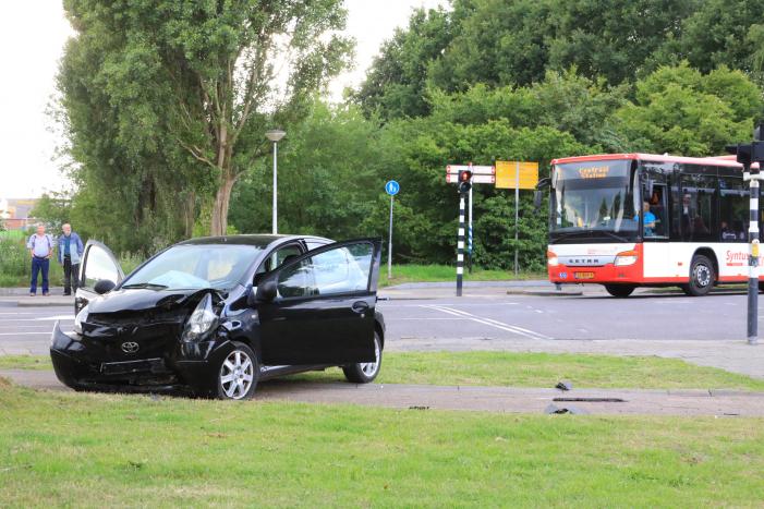 Auto vliegt uit de bocht en knalt op verkeerslicht