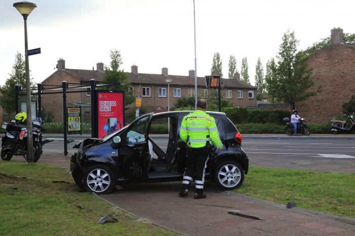 Auto vliegt uit de bocht en knalt op verkeerslicht