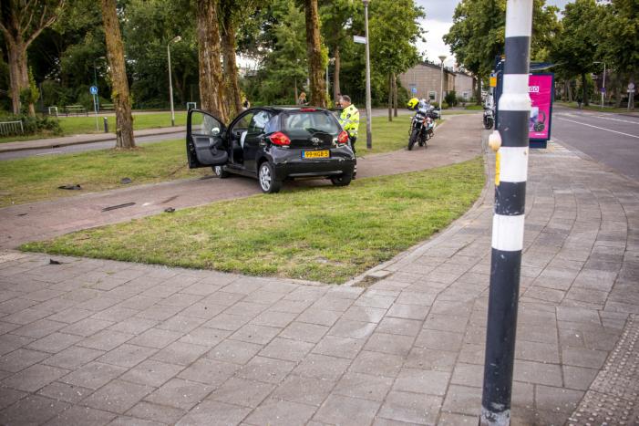 Auto vliegt uit de bocht en knalt op verkeerslicht