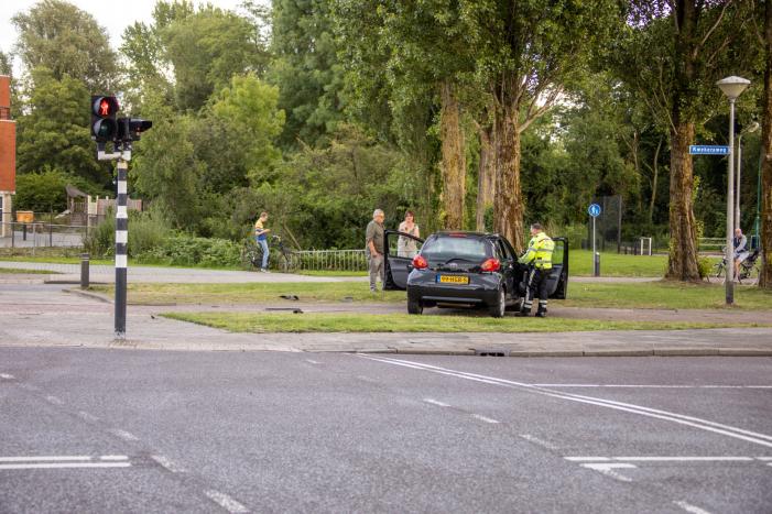 Auto vliegt uit de bocht en knalt op verkeerslicht