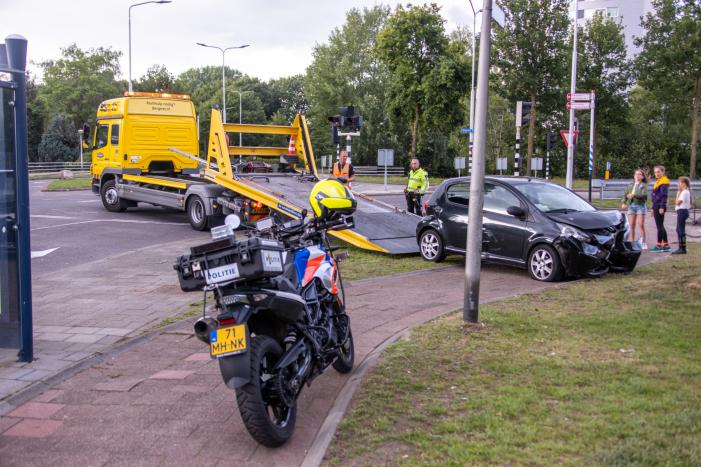Auto vliegt uit de bocht en knalt op verkeerslicht