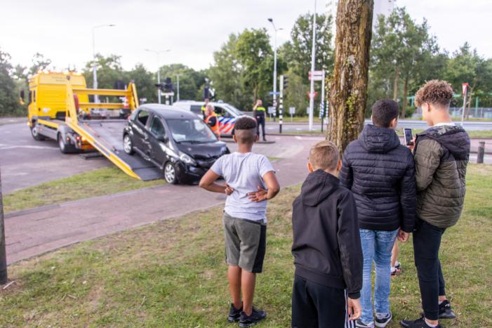 Auto vliegt uit de bocht en knalt op verkeerslicht