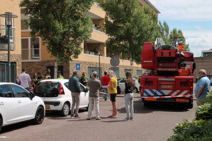 Auto vliegt in brand parkeergarage