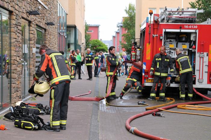 Auto vliegt in brand parkeergarage