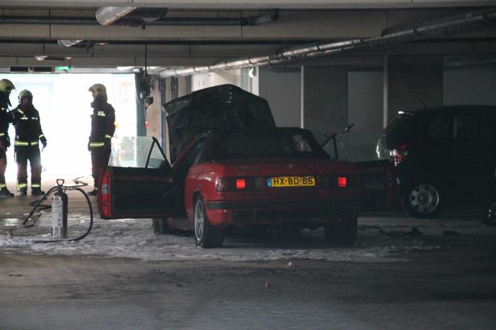 Auto vliegt in brand parkeergarage