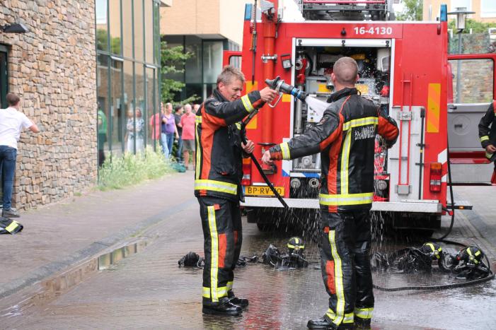 Auto vliegt in brand parkeergarage