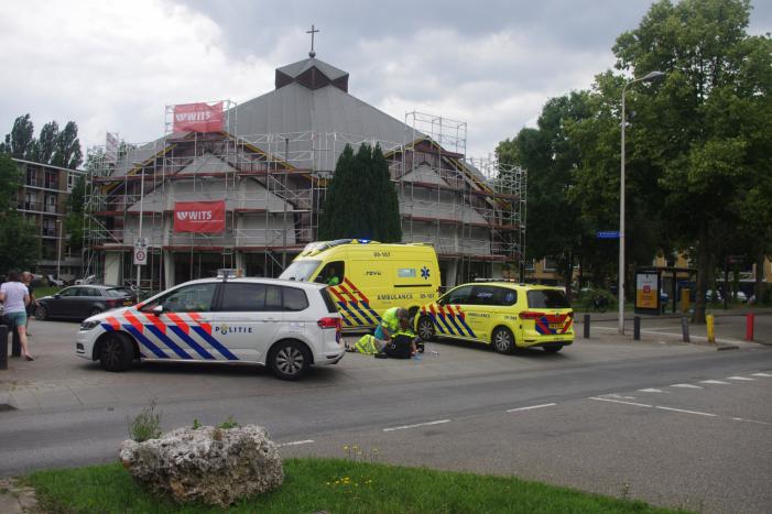 E-bikester schrikt en gaat hard onderuit