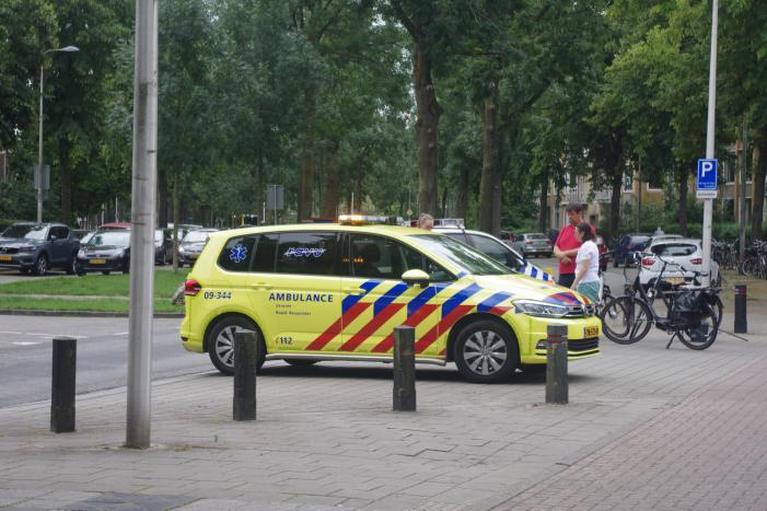 E-bikester schrikt en gaat hard onderuit