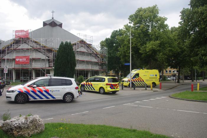 E-bikester schrikt en gaat hard onderuit