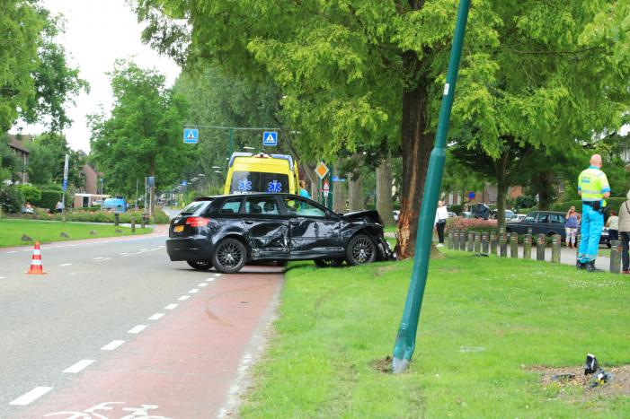 Auto vliegt uit de bocht en klapt tegen boom