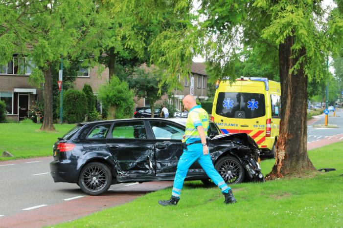 Auto vliegt uit de bocht en klapt tegen boom