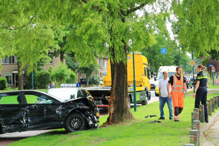 Auto vliegt uit de bocht en klapt tegen boom