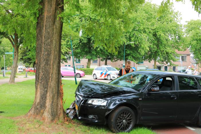 Auto vliegt uit de bocht en klapt tegen boom